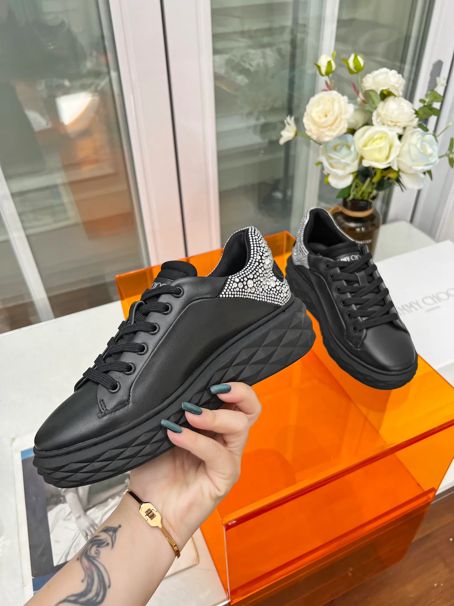 👟👟Ex-factory price 640👟👟 (hot tail diamond) Jimmy choo Jimmy Choo 2024 spring and summer Jc new Diamond New sneaker series 🔥The upper is made of original customized cowhide leather spliced with breathable Lycra embellished with Swarovski crystal diamonds to enjoy the brand's luxury and trend 💥The soles are made of brand elements to resist diamond multi-faceted cutting and have a full three-dimensional feel 🎵The soles are gradually thinner and thicker, and the design makes them more comfortable without any visual pressure 🌹A Diamond sneaker that is fashionable, comfortable, versatile and luxurious is worth owning🧚‍♀️ Fabric: Original imported top layer 🐂 cowhide Lining: Original Lycra breathable lining Feet: Original injection molded 🐑 Sheepskin Outsole: Original glass glue combined sole Size: 34-41 (customized size 34.41 is non-refundable)